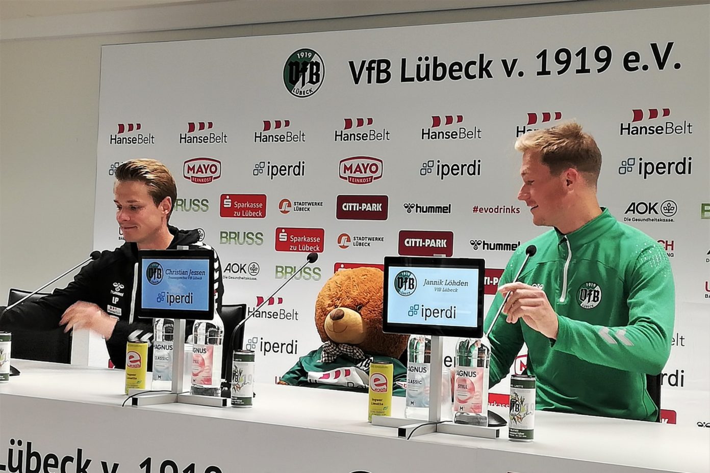 Gute Laune beim VfB Lübeck Schlager Fan hat Bären am Hacken und Ex im