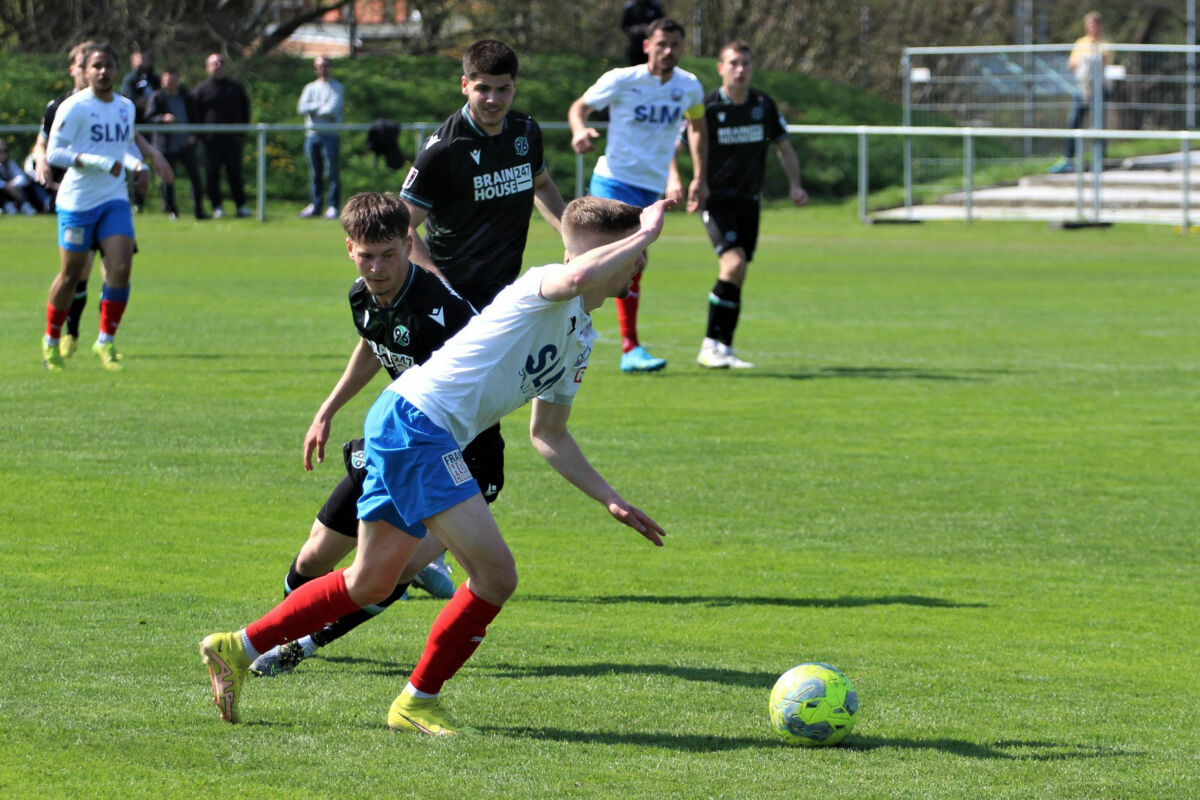 “1. FC Phönix Lübeck earns dramatic 4-4 draw in Regionalliga Nord, sets up promotion opportunity for VfB Lübeck”