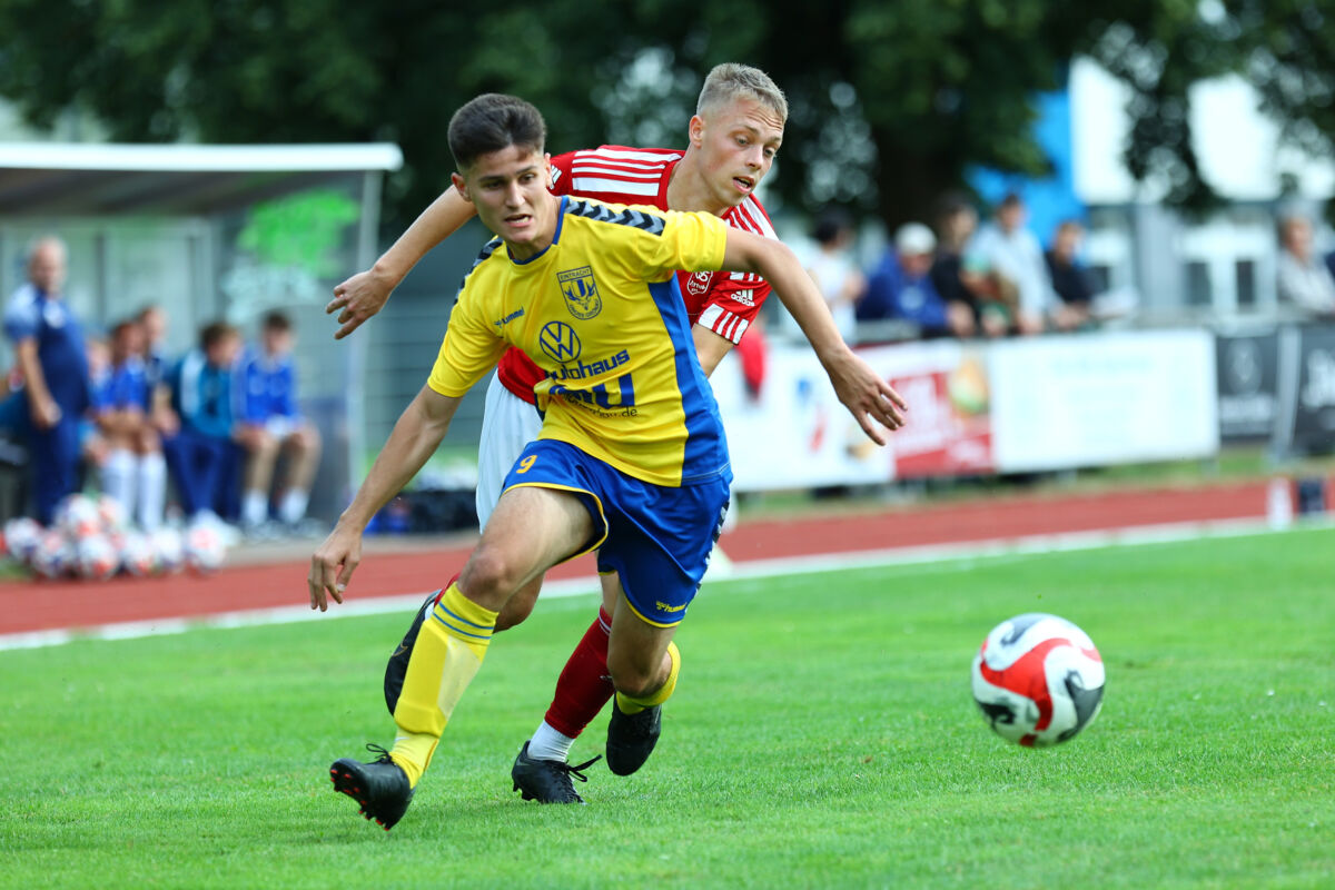 Semi-Final Showdown: Eintracht Gross Gronau vs FC Dornbreite in District Cup