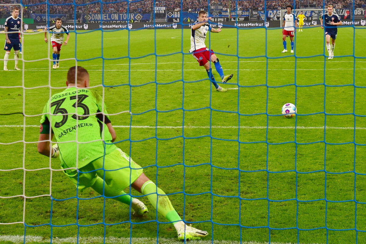 Laszlo Benes (HSV) Scores Winning Penalty against Düsseldorf Goalkeeper Florian Kastenmeier