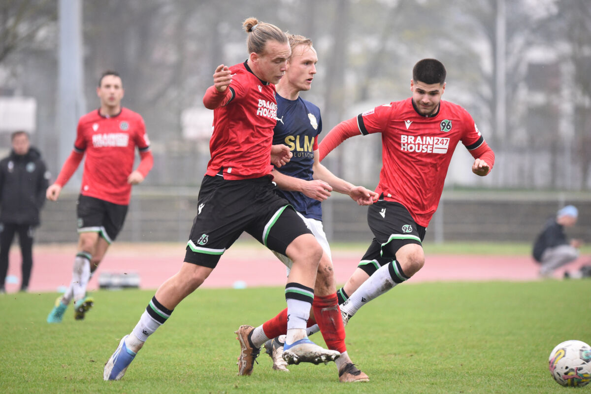 Hannover 96 II Stuns Phoenix Lübeck: Unfortunate Refereeing and Five Minutes of Sleep Decide Top Game